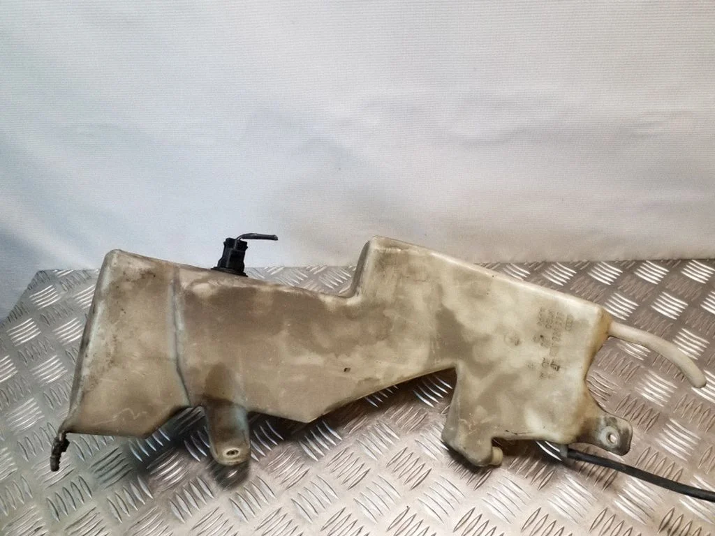 Logu mazgāšanas šķidruma tvertne 8E9955451AB