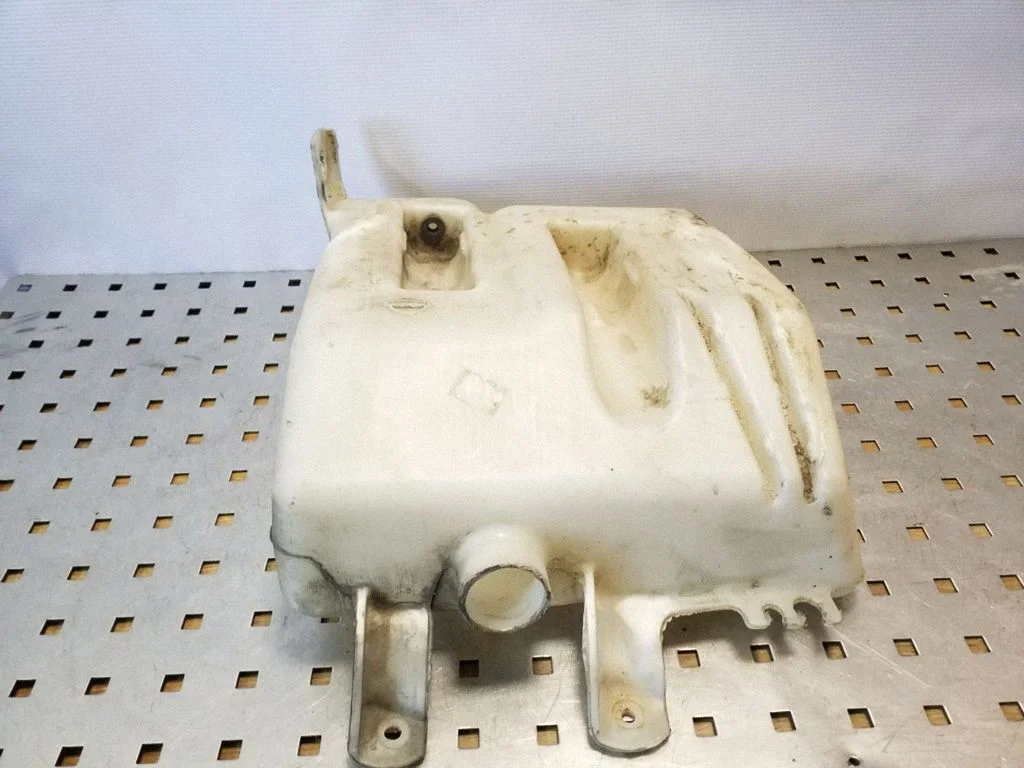 Zbiorniczek spryskiwacza – Nissan Note (E11) (2006-2014)