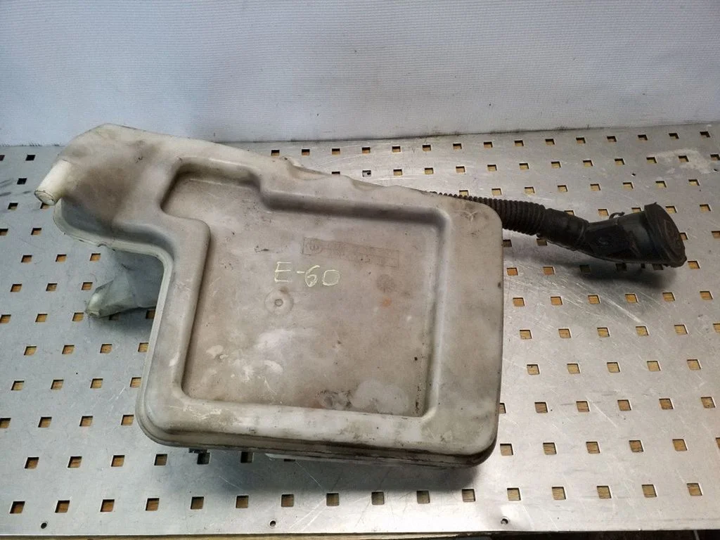Logu mazgāšanas šķidruma tvertne 61667034967