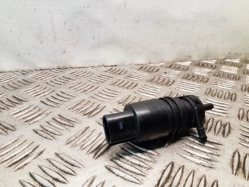 Windscreen/windshield washer pump – BMW 5 Series F10 F11 (2009-2016)