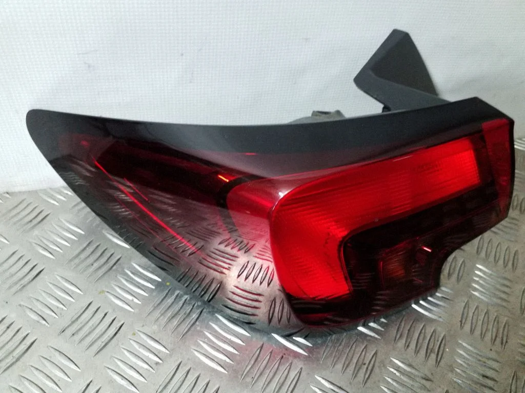Lampa tylna w błotniku 39015943