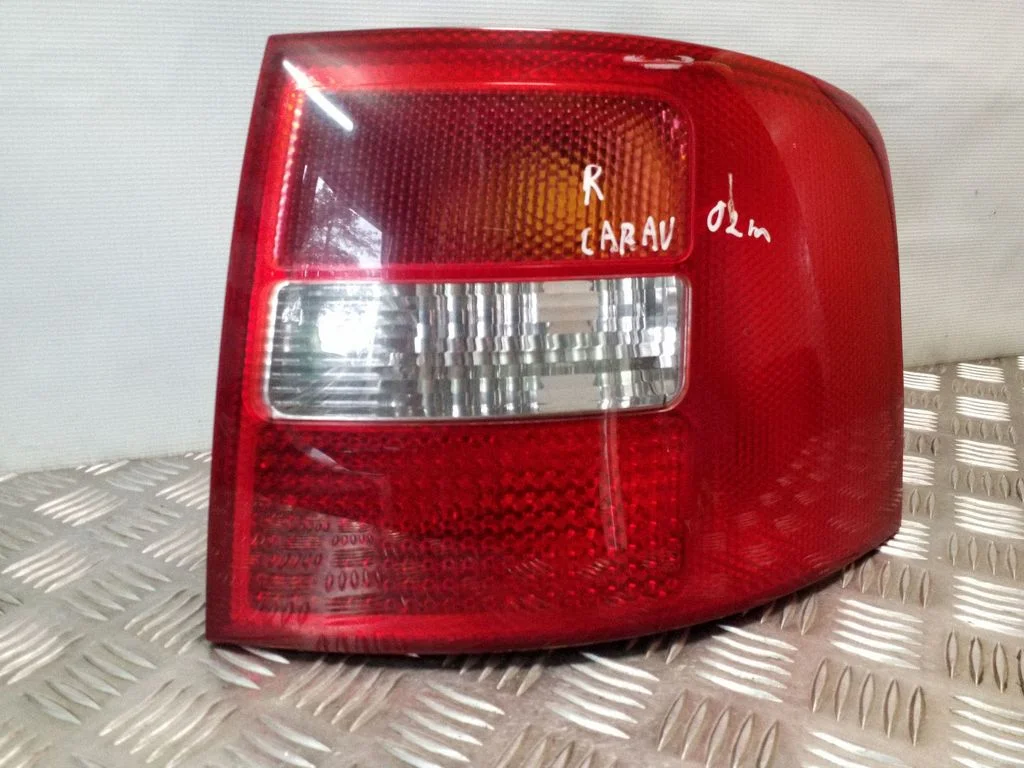 Aizmugurējais lukturis virsbūvē 4B9945096F