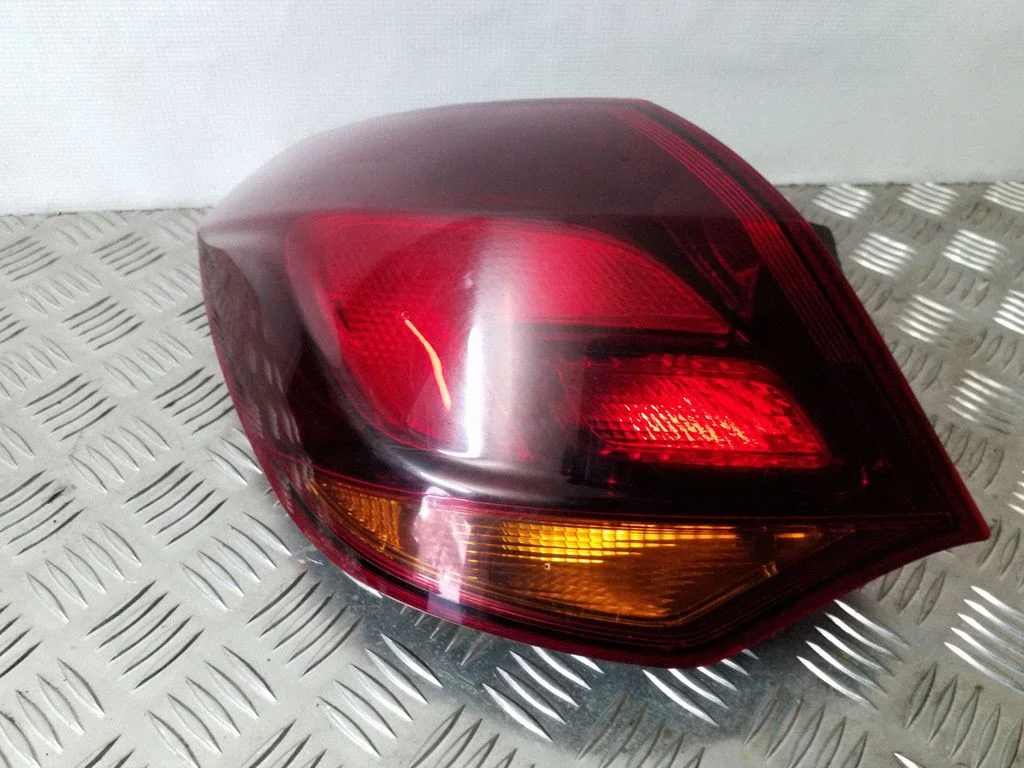 Lampa tylna w błotniku – lewa