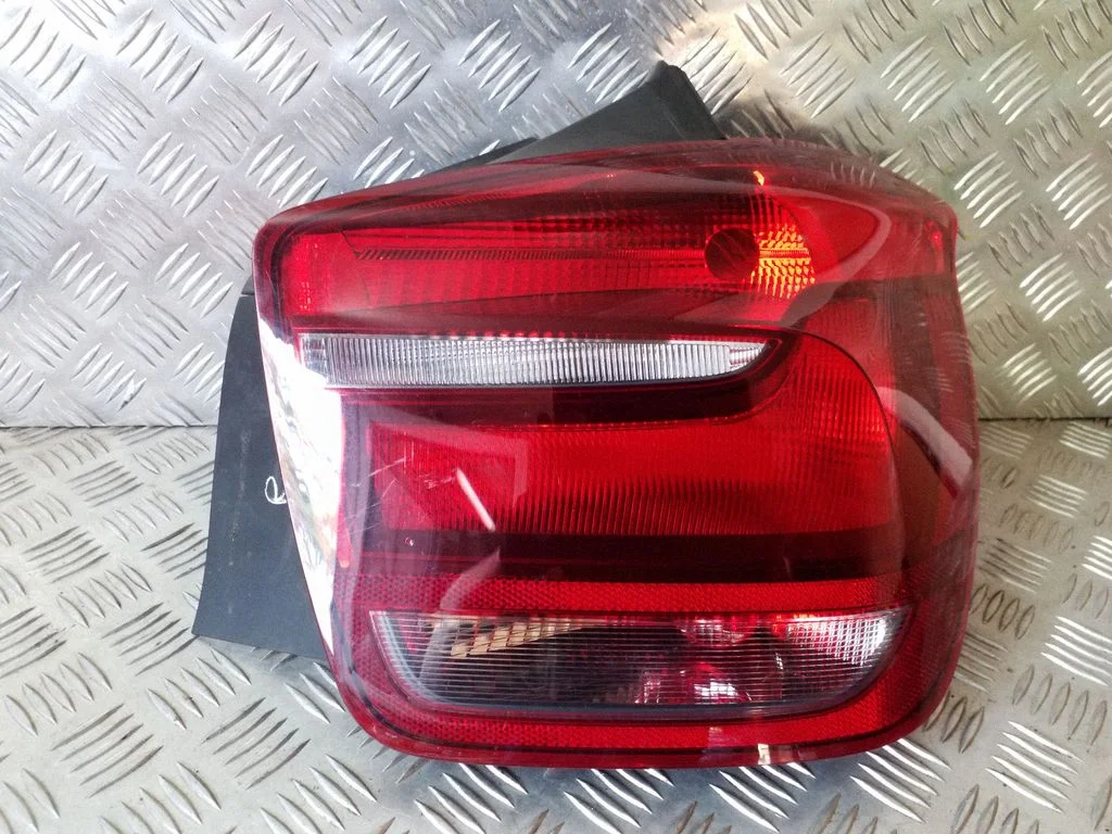 Rear/tail lights – right