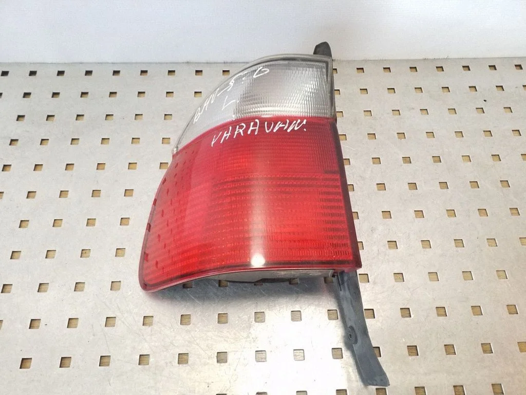 Aizmugurējais lukturis virsbūvē 2496321