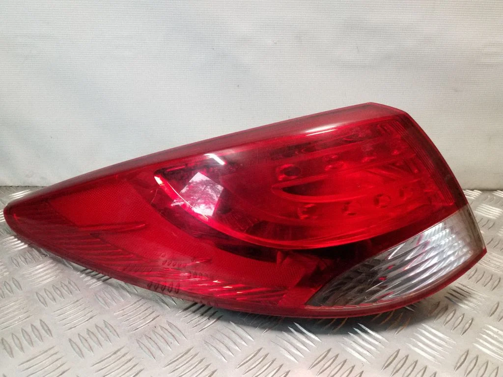 Lampa tylna w błotniku 924012Y0