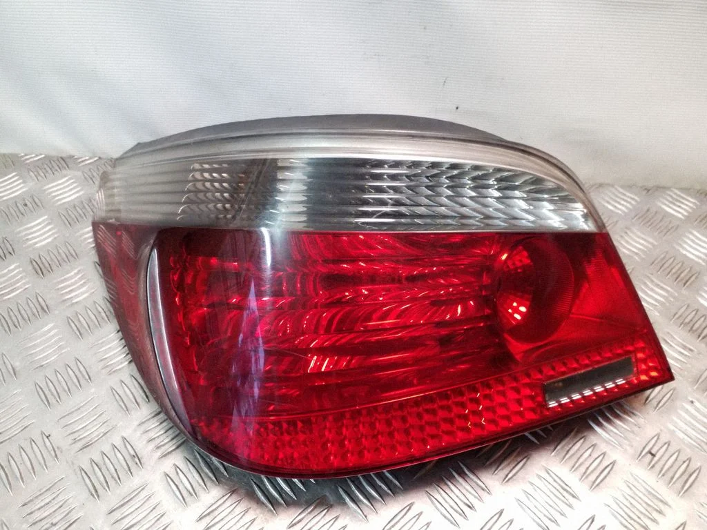 Lampa tylna w błotniku 6910767