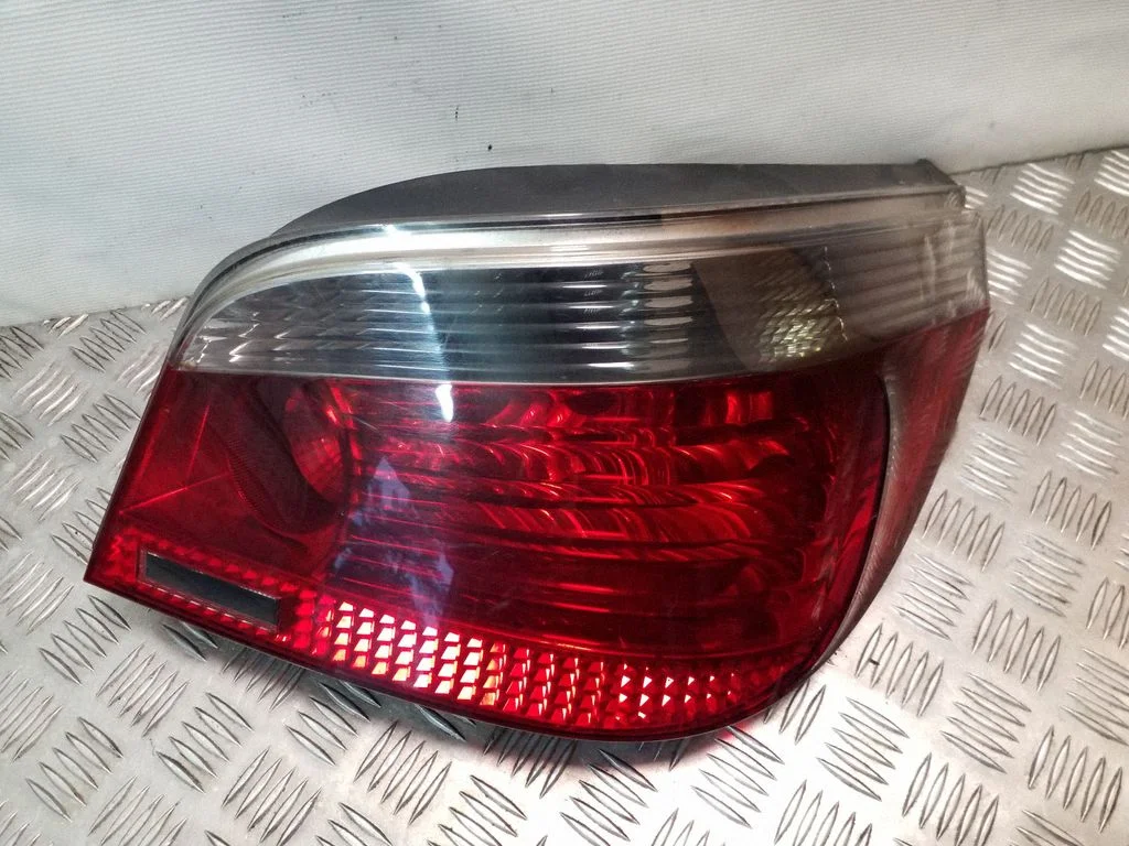 Lampa tylna w błotniku 6910768