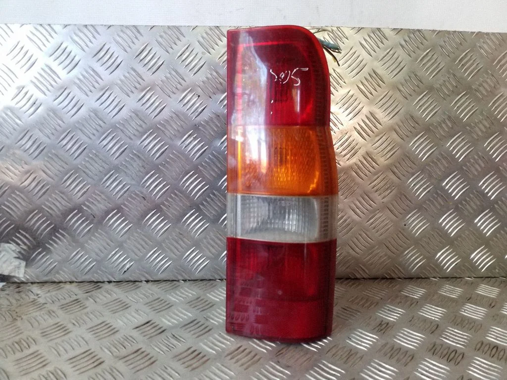 Lampa tylna w błotniku YC1X13434A