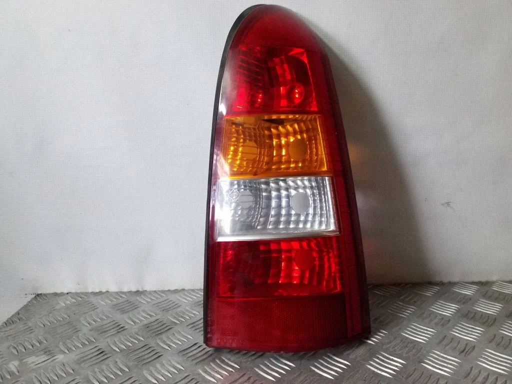 Aizmugurējais lukturis virsbūvē 393032