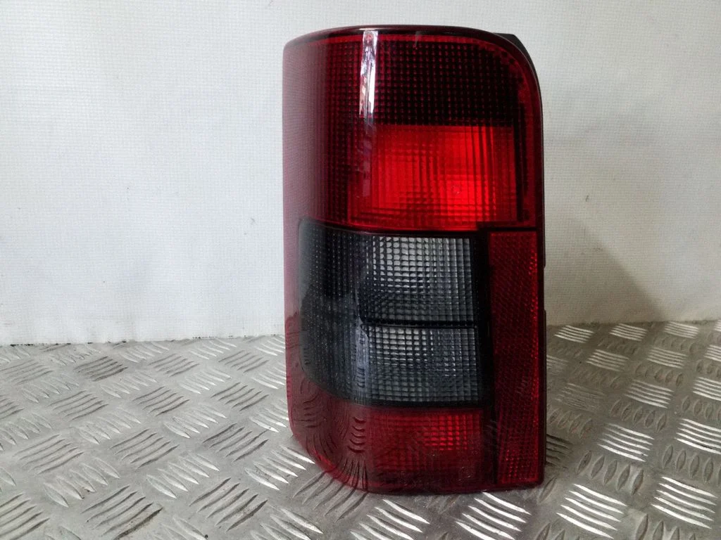 Aizmugurējais lukturis virsbūvē 4505022