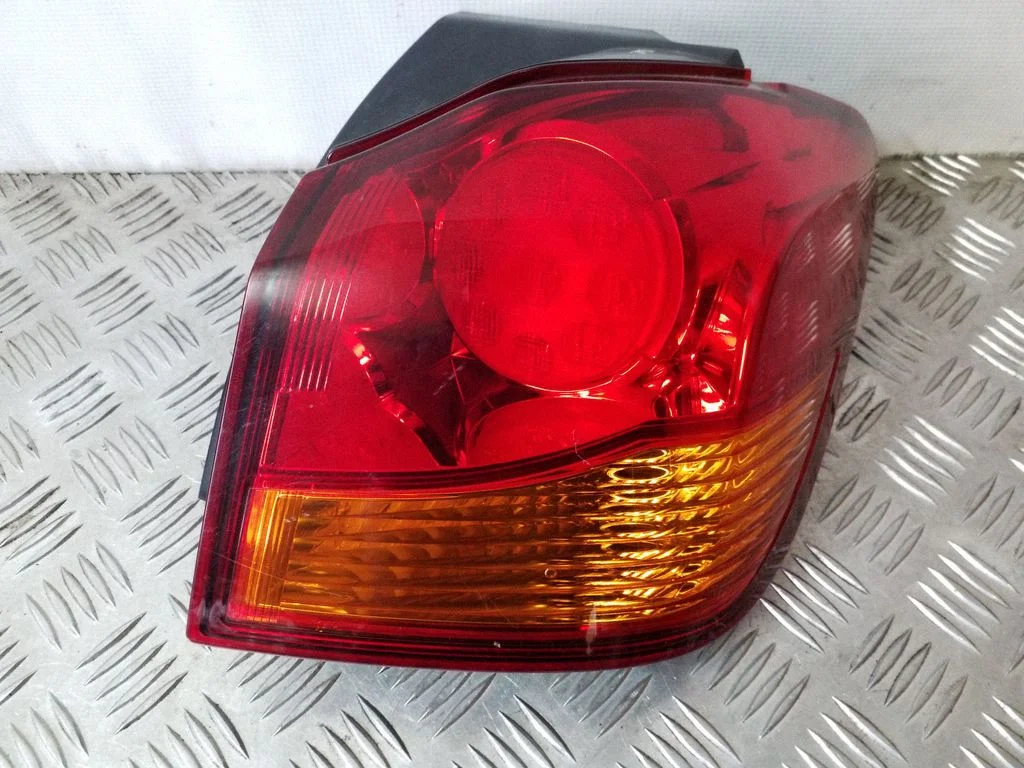 Rear/tail lights – right
