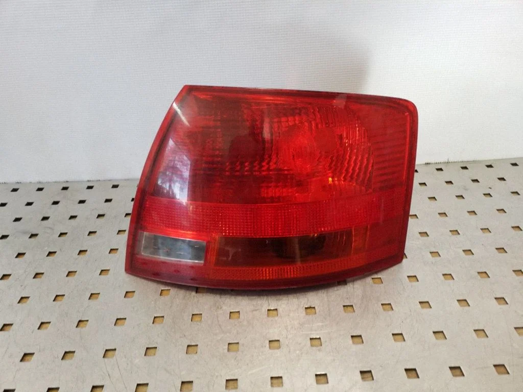 Lampa tylna w błotniku 8E9945096E