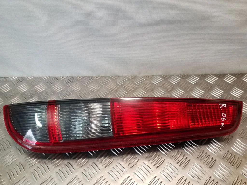 Lampa tylna w błotniku – Ford Focus C-MAX (2003-2010)