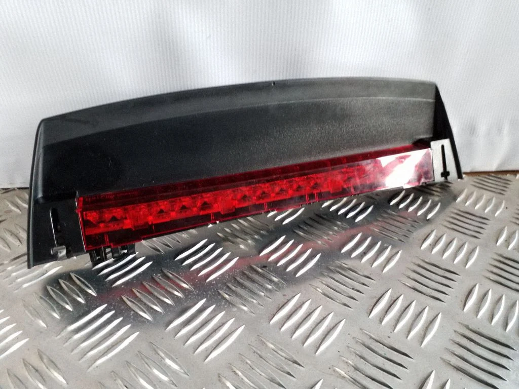 Third/center stoplight 4G5945097