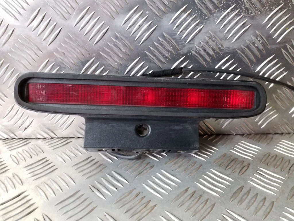 Trzecie światło stop YC1513N408A