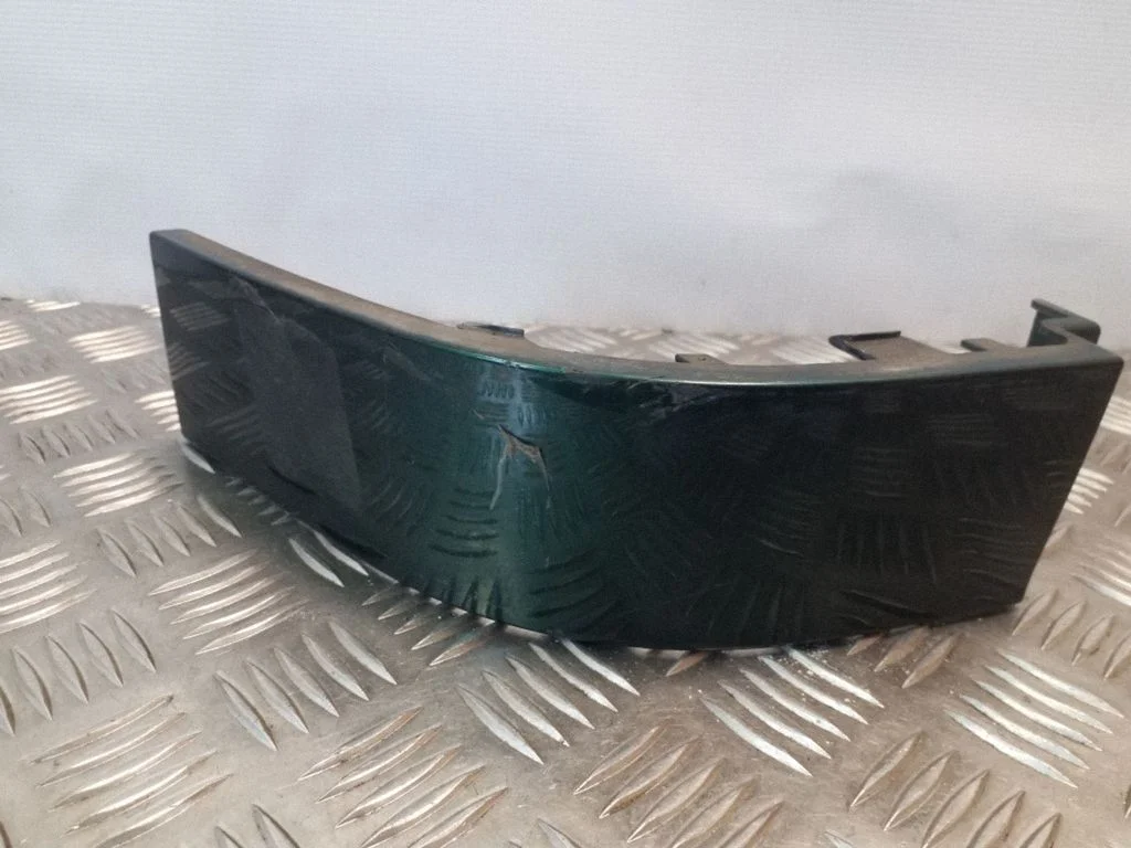 Aizmugurējā luktura apdare (līstīte) 7M3807871