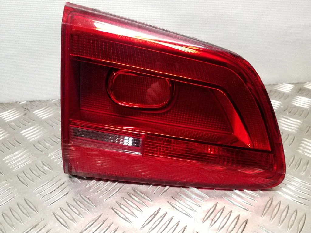 Tailgate rear/tail lights 1T0945093A