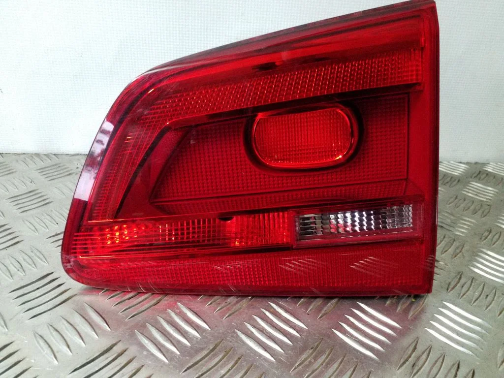 Tailgate rear/tail lights 1T0945094A
