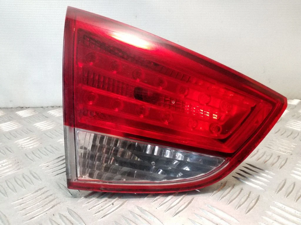 Lampa tylna w klapie 924052Y0