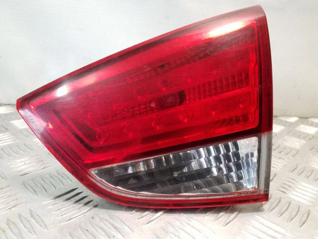 Lampa tylna w klapie 924062Y0