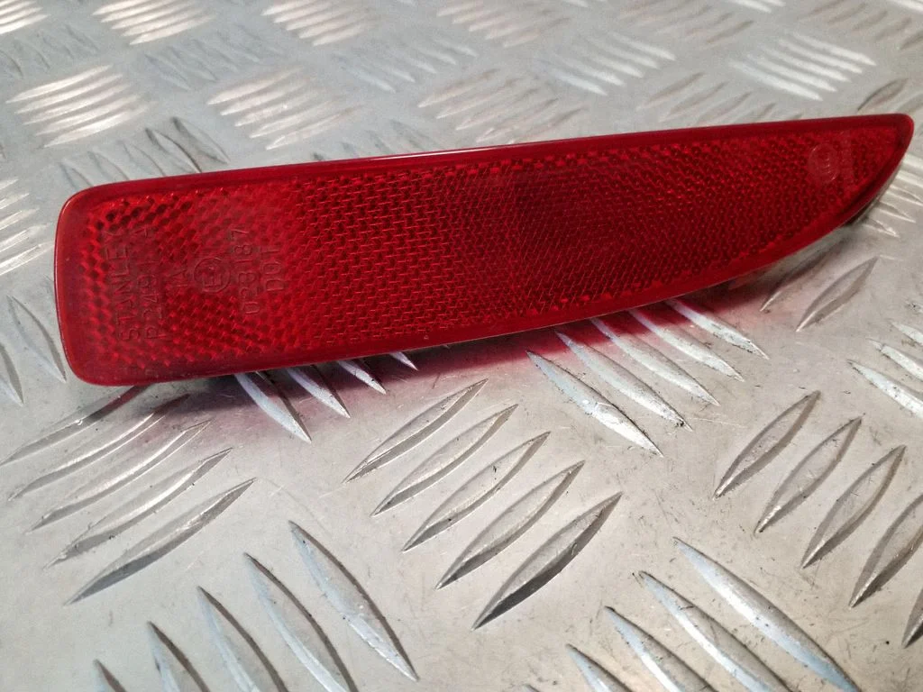 Rear tail light reflector P3945A