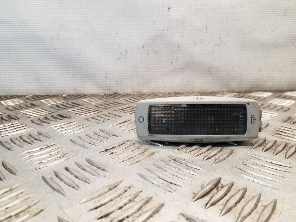 Aizmugurējo sēdvietu apgaismojuma lukturis 3B0947291