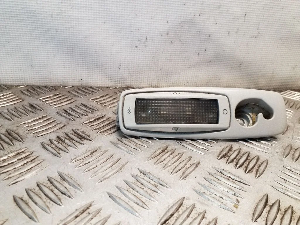 Aizmugurējo sēdvietu apgaismojuma lukturis 3B0947291