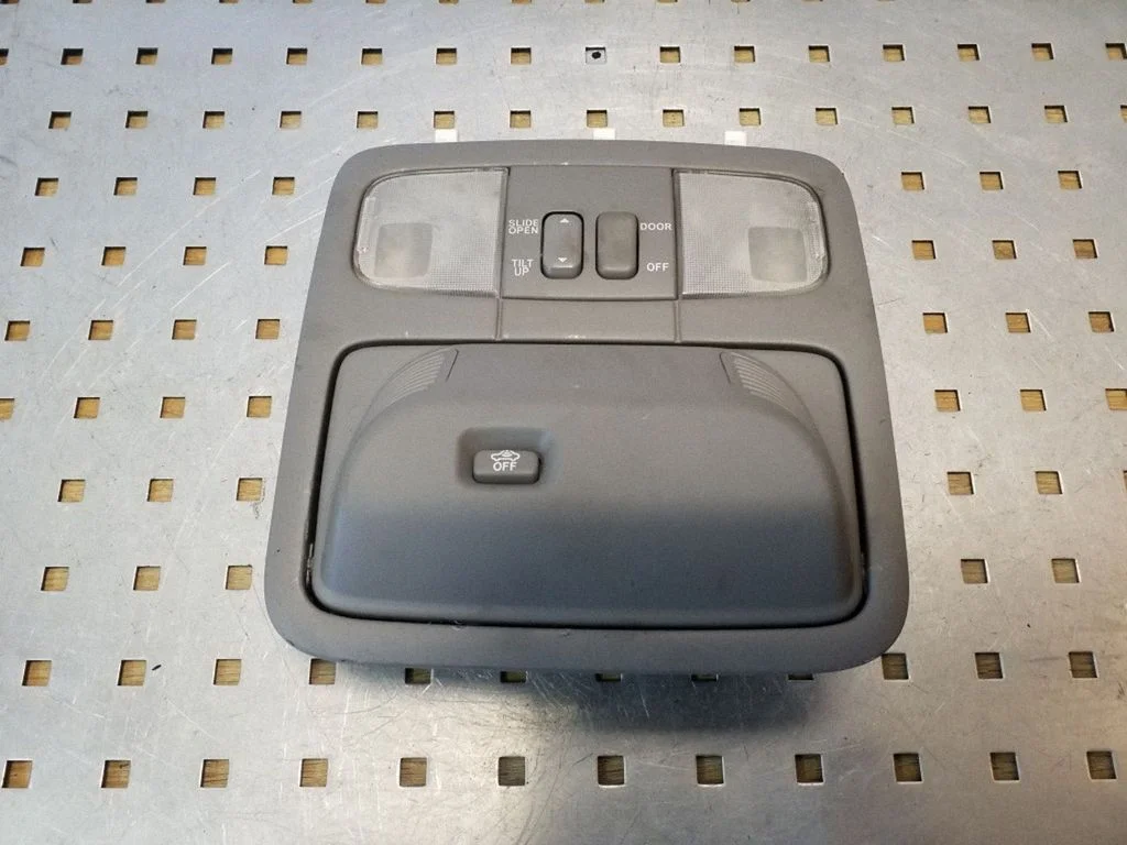 Front seat light – Toyota Land Cruiser (J120) (2002-2009)