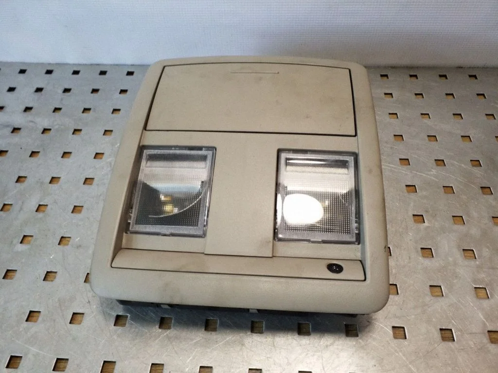 Lampka przednich siedzeń 56050131AH