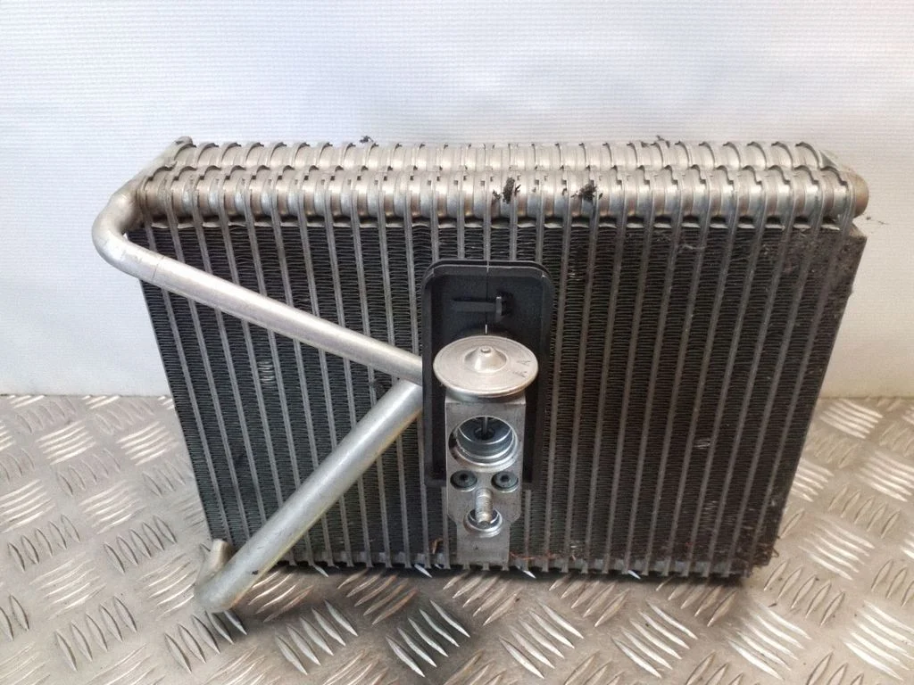 Gaisa kondicioniera radiators (salonā)