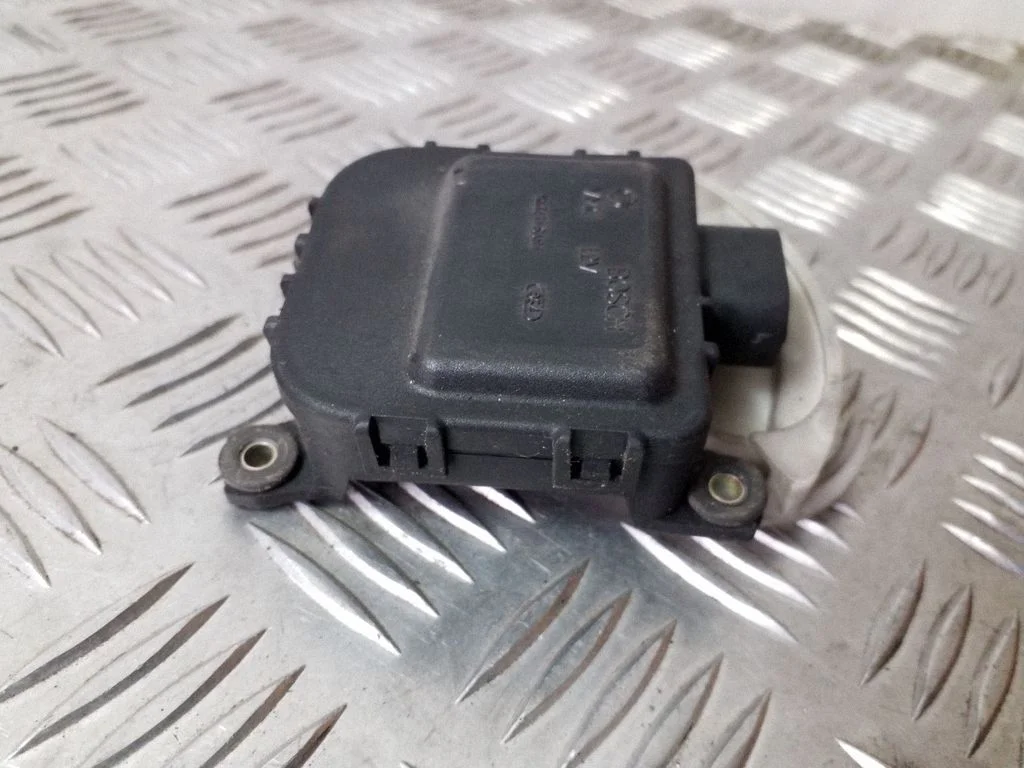 Gaisa aizvara motoriņš/aktuators 8D1820511E