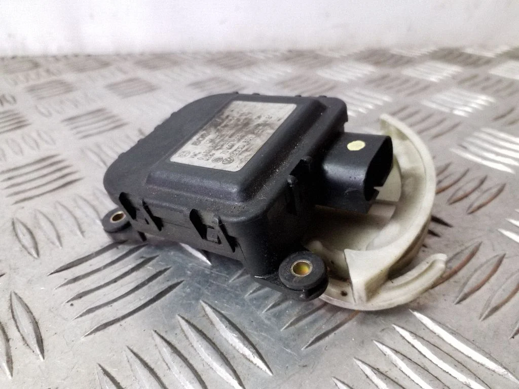 Gaisa aizvara motoriņš/aktuators 8D1820511E