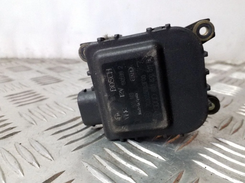 Gaisa aizvara motoriņš/aktuators 8D1820511B