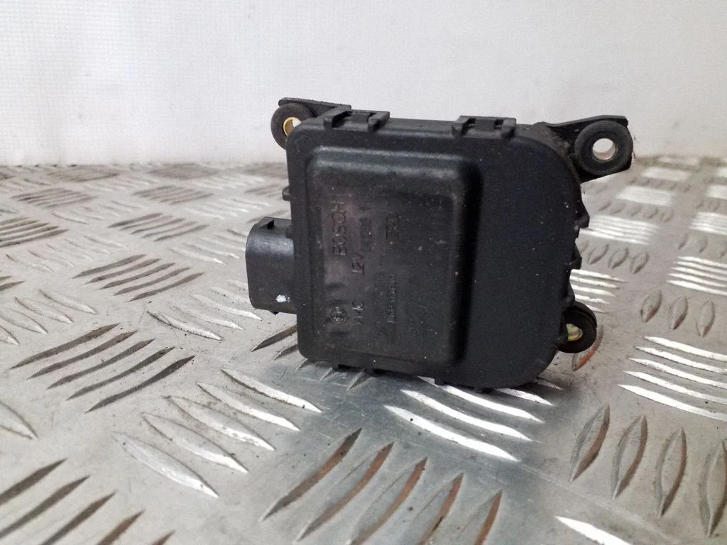 Gaisa aizvara motoriņš/aktuators 8D1820511B