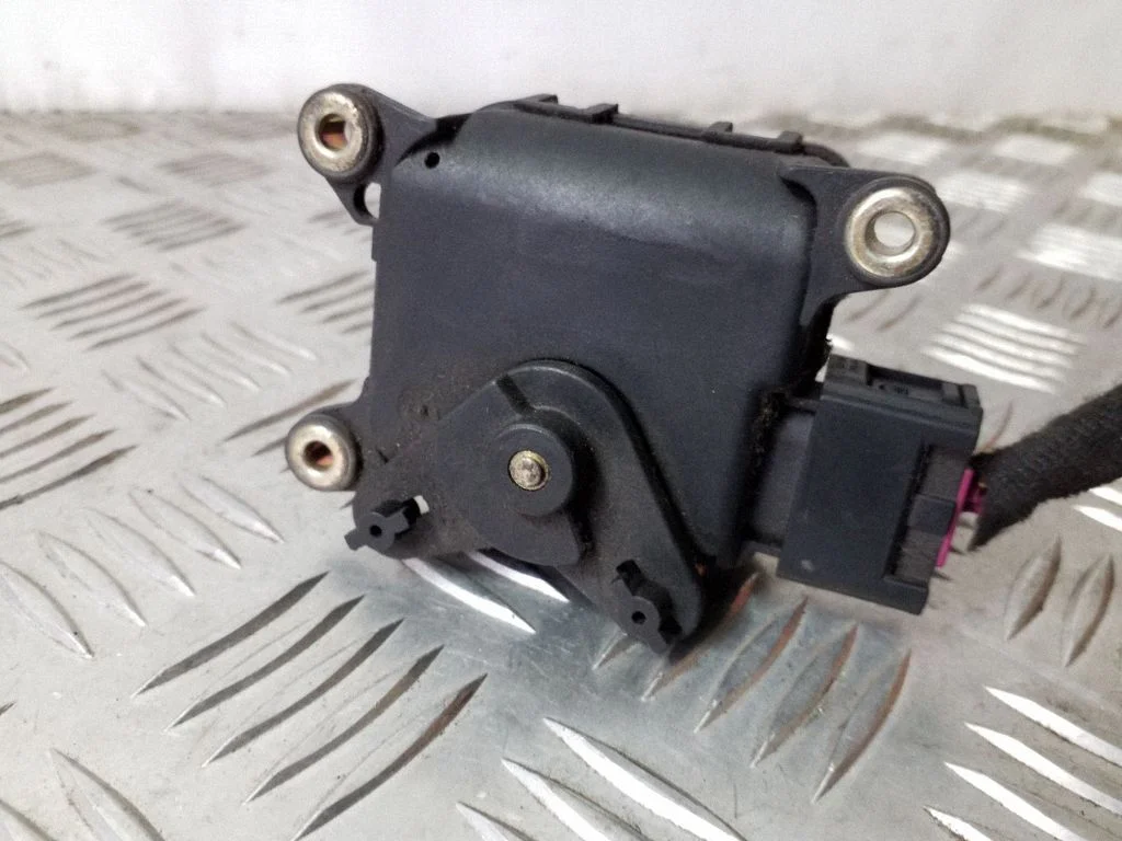 Gaisa aizvara motoriņš/aktuators 8D1820511B