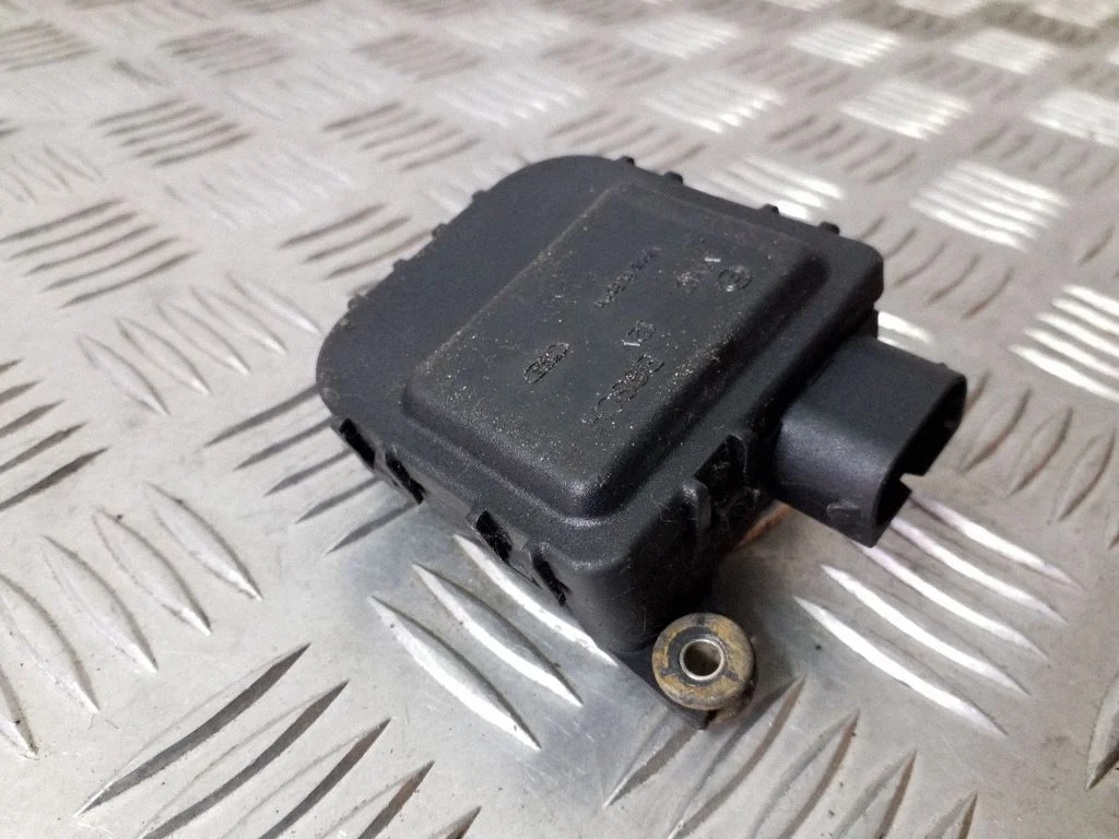 Gaisa aizvara motoriņš/aktuators 8D1820511B