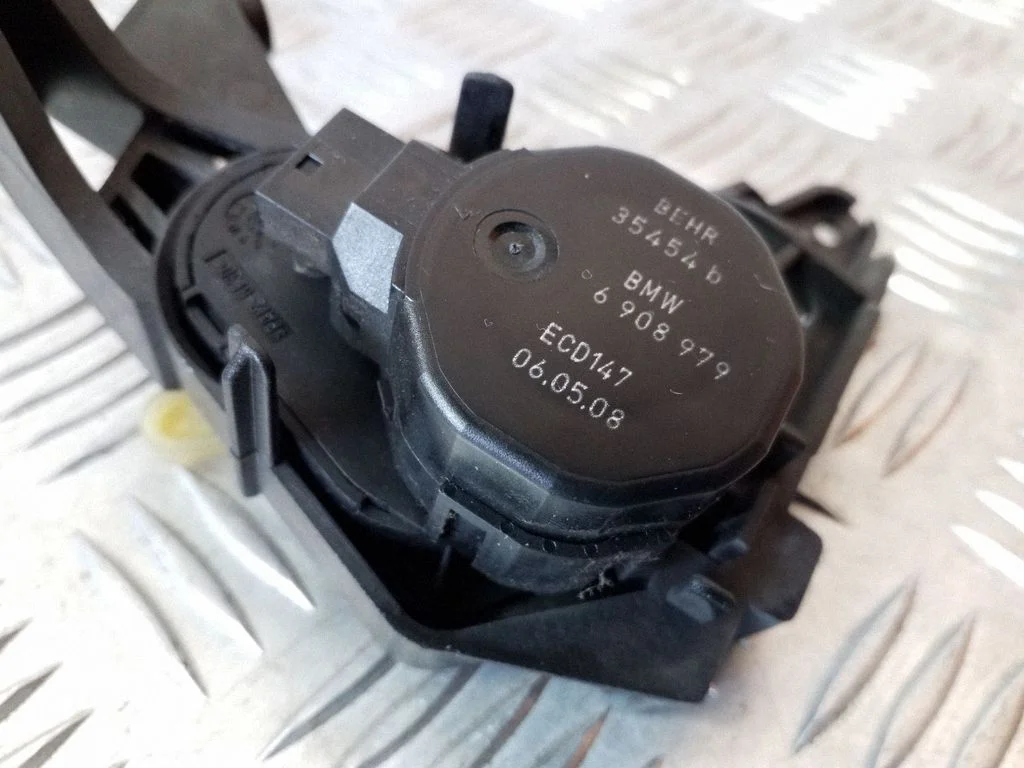 Air flap motor/actuator 6908979