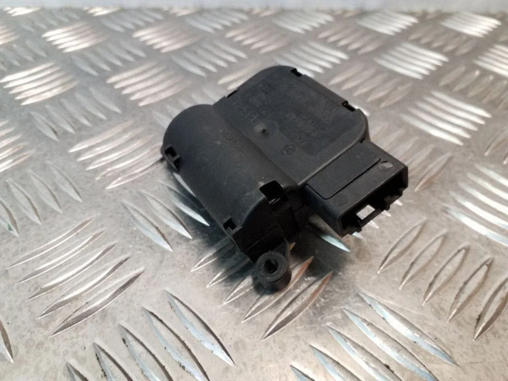 Gaisa aizvara motoriņš/aktuators 8E2820511B