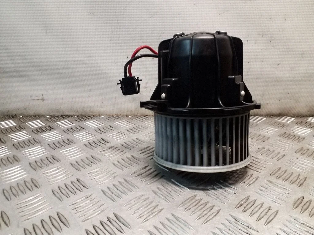 Krāsniņas ventilators/pūtējs – Audi Q5 SQ5 8R (2008-2017)