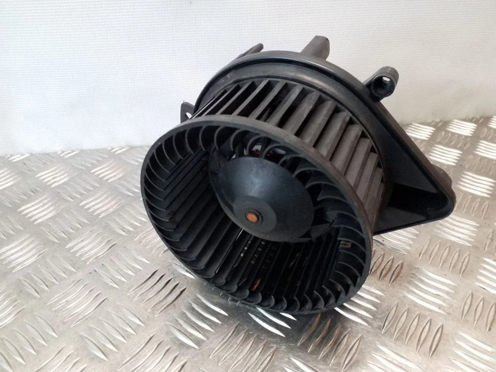 Krāsniņas ventilators/pūtējs – Audi A4 S4 B6 8E 8H (2001-2005)