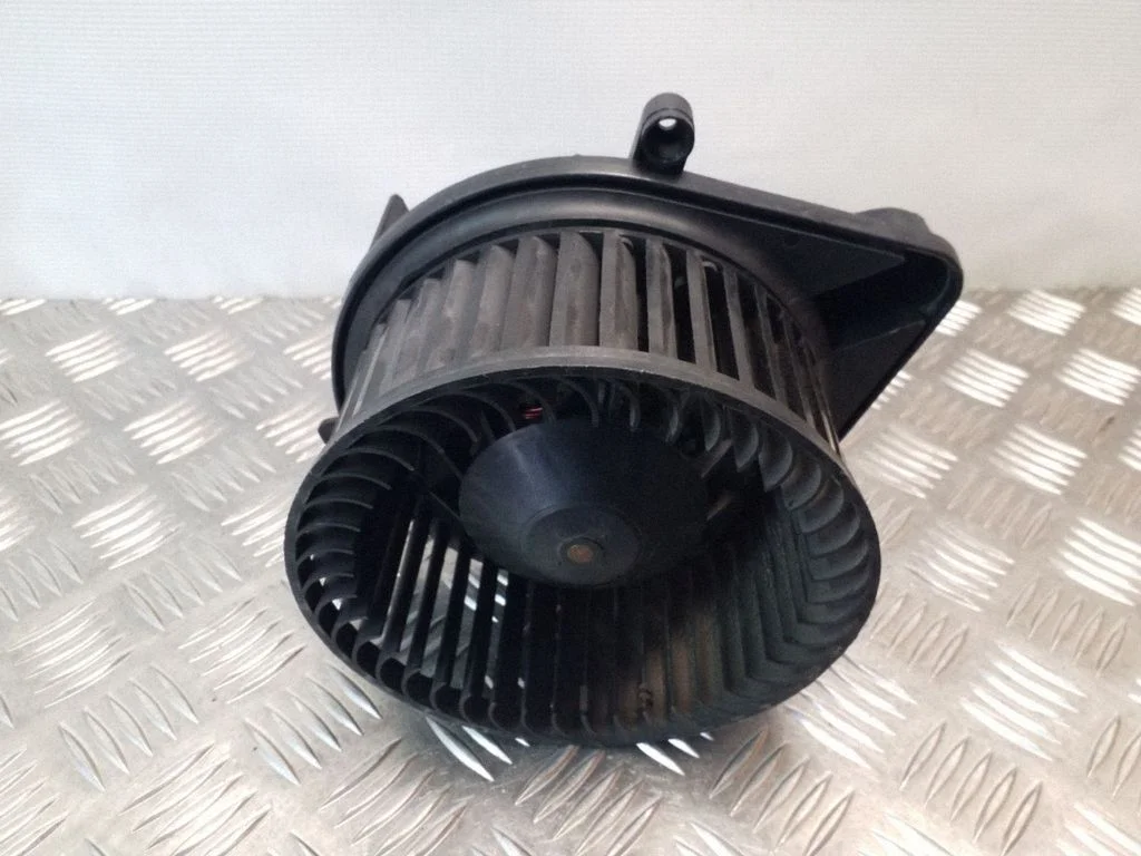 Krāsniņas ventilators/pūtējs 8E1820021B