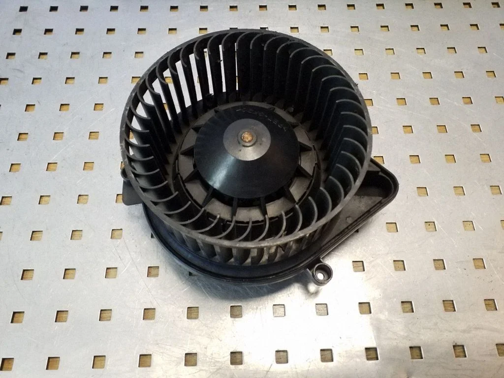 Krāsniņas ventilators/pūtējs – Audi A4 S4 B7 8E 8H (2005-2008)