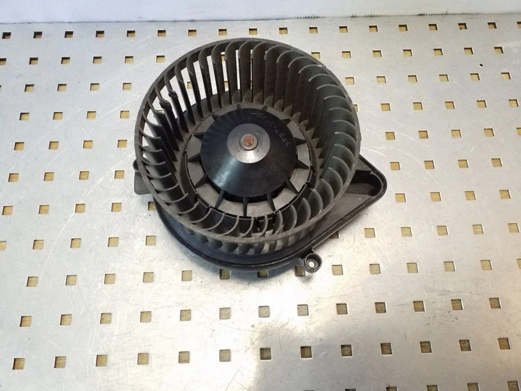 Krāsniņas ventilators/pūtējs – Audi A4 S4 B7 8E 8H (2005-2008)