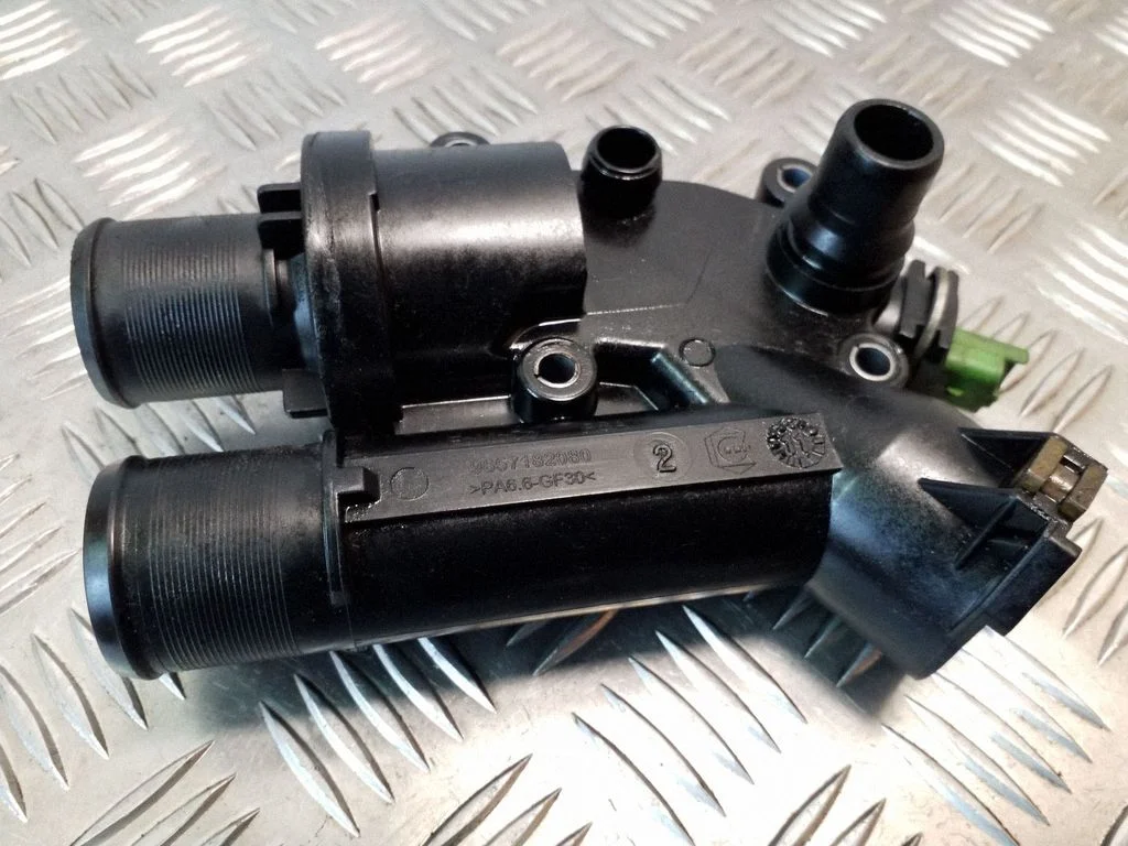 Termostat / obudowa termostatu – Jaguar XF X250 (2007-2015)