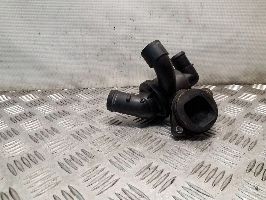 Thermostat/thermostat housing – Volkswagen Tiguan (2007-2016)