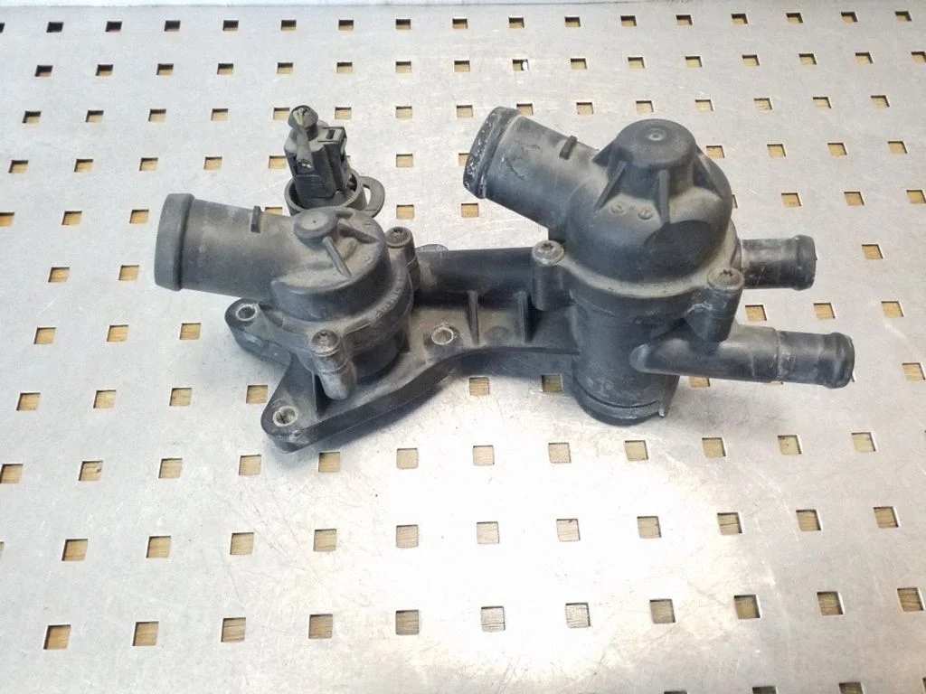 Termostat / obudowa termostatu 03C121118C