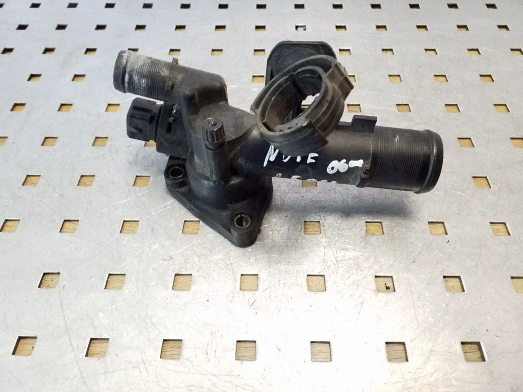 Termostaat / termostaadi korpus V282483C – Nissan Note (E11) (2006-2014)