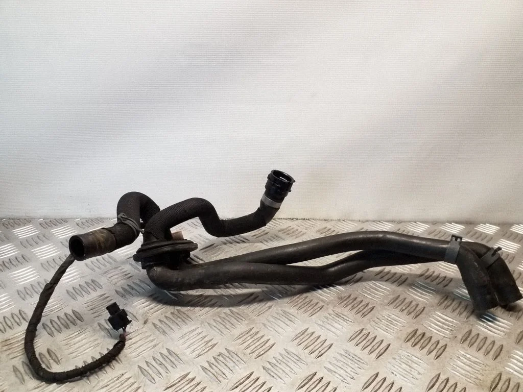 Motora dzesēšanas caurule (-es)/šļūtene (-es) 8K0819345E
