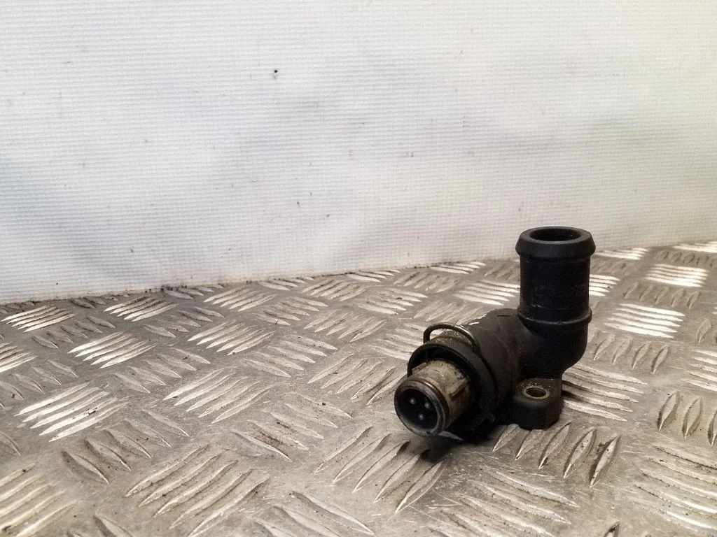 Engine coolant pipe/hose